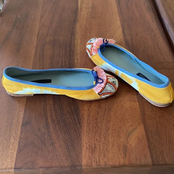 Beautiful trendy ballerina flat with timeless appeal. Size 6. - Picture 6 of 6